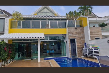 Casa de condomínio à venda com 450m², 4 quartos e 2 vagas Casa de condomínio à venda com 450m², 4 quartos e 2 vagasÁrea externa