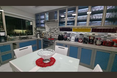 Casa de condomínio à venda com 450m², 4 quartos e 2 vagas Casa de condomínio à venda com 450m², 4 quartos e 2 vagasCozinha