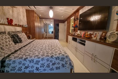 Casa de condomínio à venda com 450m², 4 quartos e 2 vagas Casa de condomínio à venda com 450m², 4 quartos e 2 vagasQuarto