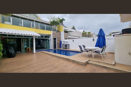 Casa de condomínio à venda com 450m², 4 quartos e 2 vagas Casa de condomínio à venda com 450m², 4 quartos e 2 vagasÁrea externa