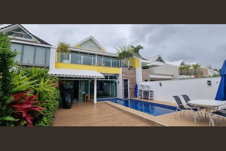 Casa de condomínio à venda com 450m², 4 quartos e 2 vagas Casa de condomínio à venda com 450m², 4 quartos e 2 vagasÁrea externa