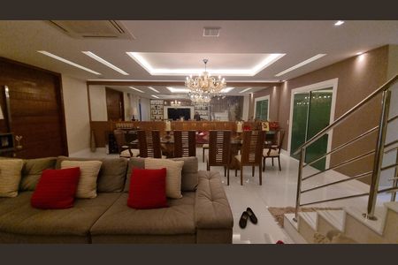 Casa de condomínio à venda com 450m², 4 quartos e 2 vagas Casa de condomínio à venda com 450m², 4 quartos e 2 vagasSala de Jantar