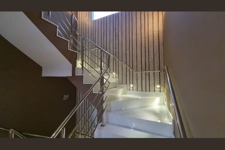 Casa de condomínio à venda com 450m², 4 quartos e 2 vagas Casa de condomínio à venda com 450m², 4 quartos e 2 vagasEscada