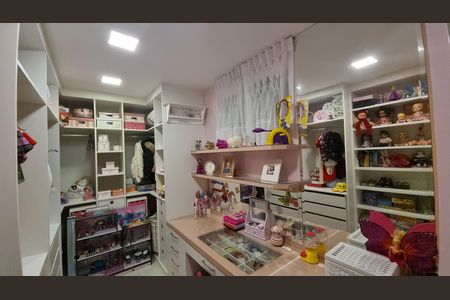 Casa de condomínio à venda com 450m², 4 quartos e 2 vagas Casa de condomínio à venda com 450m², 4 quartos e 2 vagasQuarto
