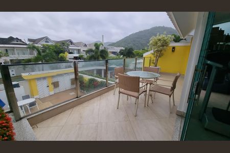 Casa de condomínio à venda com 450m², 4 quartos e 2 vagas Casa de condomínio à venda com 450m², 4 quartos e 2 vagasVaranda