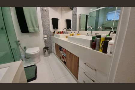 Casa de condomínio à venda com 450m², 4 quartos e 2 vagas Casa de condomínio à venda com 450m², 4 quartos e 2 vagasBanheiro