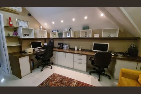 Casa de condomínio à venda com 450m², 4 quartos e 2 vagas Casa de condomínio à venda com 450m², 4 quartos e 2 vagasQuarto