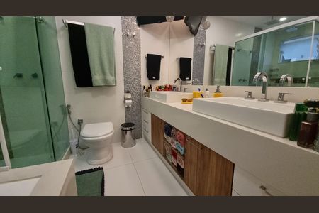 Casa de condomínio à venda com 450m², 4 quartos e 2 vagas Casa de condomínio à venda com 450m², 4 quartos e 2 vagasBanheiro