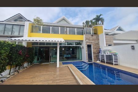 Casa de condomínio à venda com 450m², 4 quartos e 2 vagas Casa de condomínio à venda com 450m², 4 quartos e 2 vagasÁrea externa