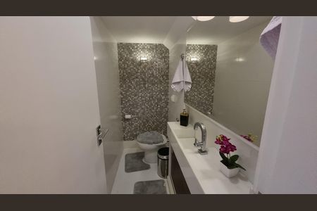 Casa de condomínio à venda com 450m², 4 quartos e 2 vagas Casa de condomínio à venda com 450m², 4 quartos e 2 vagasBanheiro