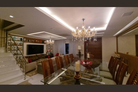 Casa de condomínio à venda com 450m², 4 quartos e 2 vagas Casa de condomínio à venda com 450m², 4 quartos e 2 vagasSala de Jantar