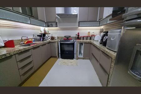 Casa de condomínio à venda com 450m², 4 quartos e 2 vagas Casa de condomínio à venda com 450m², 4 quartos e 2 vagasCozinha
