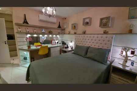 Casa de condomínio à venda com 450m², 4 quartos e 2 vagas Casa de condomínio à venda com 450m², 4 quartos e 2 vagasQuarto