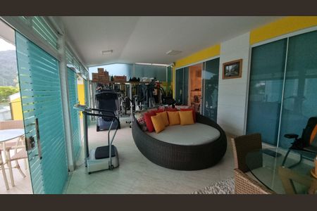 Casa de condomínio à venda com 450m², 4 quartos e 2 vagas Casa de condomínio à venda com 450m², 4 quartos e 2 vagasÁrea externa