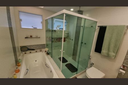 Casa de condomínio à venda com 450m², 4 quartos e 2 vagas Casa de condomínio à venda com 450m², 4 quartos e 2 vagasBanheiro