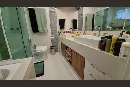 Casa de condomínio à venda com 450m², 4 quartos e 2 vagas Casa de condomínio à venda com 450m², 4 quartos e 2 vagasBanheiro