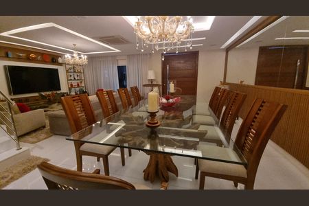 Casa de condomínio à venda com 450m², 4 quartos e 2 vagas Casa de condomínio à venda com 450m², 4 quartos e 2 vagasSala de Jantar