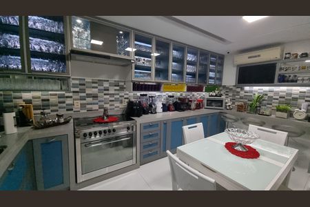 Casa de condomínio à venda com 450m², 4 quartos e 2 vagas Casa de condomínio à venda com 450m², 4 quartos e 2 vagasCozinha