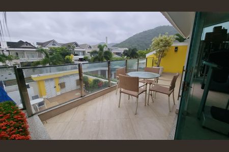 Casa de condomínio à venda com 450m², 4 quartos e 2 vagas Casa de condomínio à venda com 450m², 4 quartos e 2 vagasVaranda