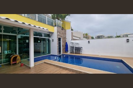 Casa de condomínio à venda com 450m², 4 quartos e 2 vagas Casa de condomínio à venda com 450m², 4 quartos e 2 vagasÁrea externa