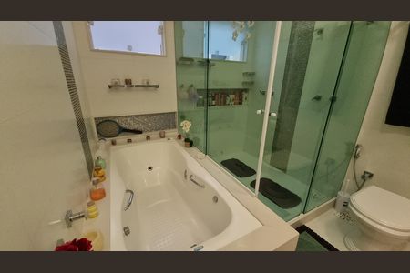 Casa de condomínio à venda com 450m², 4 quartos e 2 vagas Casa de condomínio à venda com 450m², 4 quartos e 2 vagasBanheiro