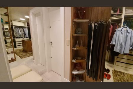 Casa de condomínio à venda com 450m², 4 quartos e 2 vagas Casa de condomínio à venda com 450m², 4 quartos e 2 vagasCloset
