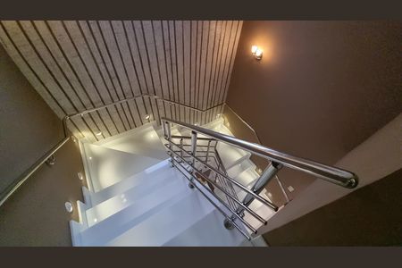 Casa de condomínio à venda com 450m², 4 quartos e 2 vagas Casa de condomínio à venda com 450m², 4 quartos e 2 vagasEscada