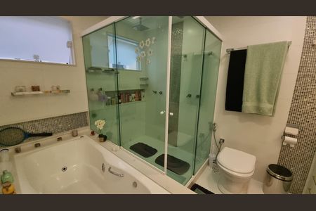 Casa de condomínio à venda com 450m², 4 quartos e 2 vagas Casa de condomínio à venda com 450m², 4 quartos e 2 vagasBanheiro