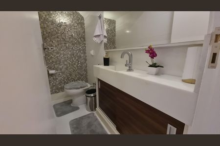 Casa de condomínio à venda com 450m², 4 quartos e 2 vagas Casa de condomínio à venda com 450m², 4 quartos e 2 vagasBanheiro