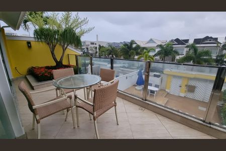 Casa de condomínio à venda com 450m², 4 quartos e 2 vagas Casa de condomínio à venda com 450m², 4 quartos e 2 vagasEscada