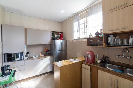 Casa para alugar com 250m², 4 quartos e 2 vagas Casa para alugar com 250m², 4 quartos e 2 vagasCozinha e Área de Serviço