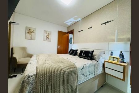 Quarto com cama de casal, móveis de madeira e decoração simples. de apartamento à venda com 4 quartos, 168m² em Vila Alto de Santo Andre, Santo André