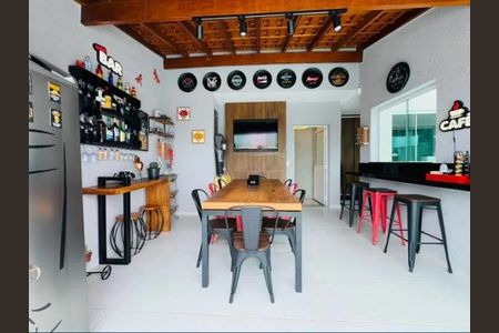 Sala de reuniões com mesa de madeira e cadeiras de metal, com decoração moderna e iluminação adequada. de apartamento à venda com 4 quartos, 168m² em Vila Alto de Santo Andre, Santo André