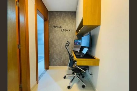 Escritório pequeno com móveis de madeira e computador e impressora no balcão. de apartamento à venda com 4 quartos, 168m² em Vila Alto de Santo Andre, Santo André