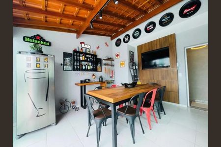 Varanda com mesa de madeira e cadeiras de metal, com geladeira e TV na parede. de apartamento à venda com 4 quartos, 168m² em Vila Alto de Santo Andre, Santo André