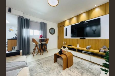 Sala de estar com TV e sofá, com uma mesa e cadeiras para refeições, e uma janela com cortinas. de apartamento à venda com 4 quartos, 168m² em Vila Alto de Santo Andre, Santo André