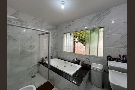 Casa à venda com 318m², 5 quartos e 4 vagas