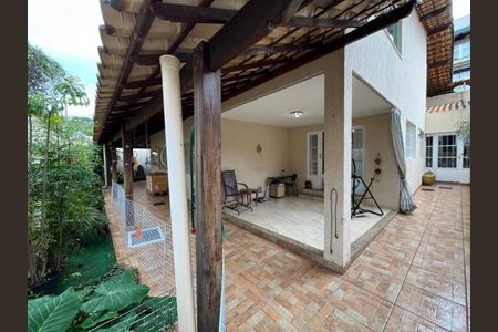 Casa à venda com 318m², 5 quartos e 4 vagas