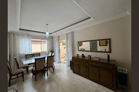 Casa à venda com 318m², 5 quartos e 4 vagas