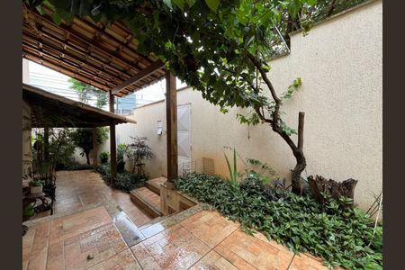 Casa à venda com 318m², 5 quartos e 4 vagas