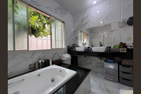 Casa à venda com 318m², 5 quartos e 4 vagas