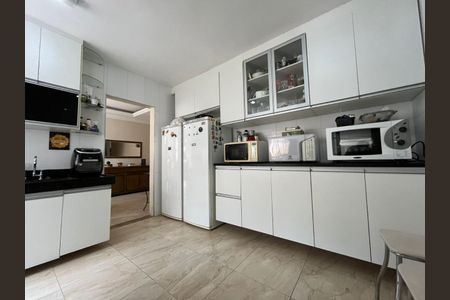Casa à venda com 318m², 5 quartos e 4 vagas