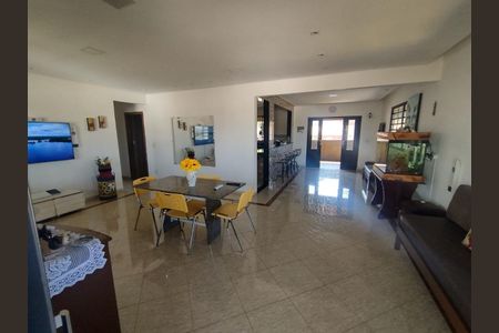 Casa à venda com 7 quartos, 360m² em Nacional, Contagem