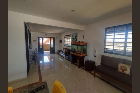 Casa à venda com 7 quartos, 360m² em Nacional, Contagem
