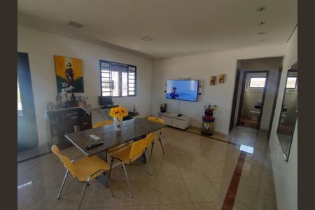 Casa à venda com 7 quartos, 360m² em Nacional, Contagem