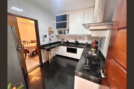 Casa à venda com 3 quartos, 119m² em Cabral, Contagem