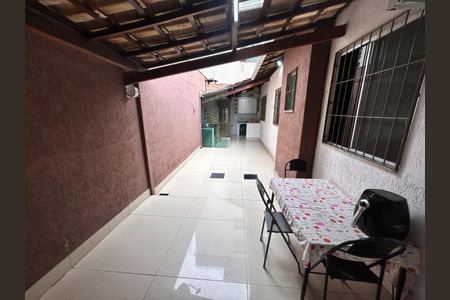 Casa à venda com 3 quartos, 119m² em Cabral, Contagem