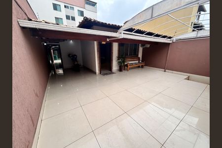 Casa à venda com 119m², 3 quartos e 4 vagas