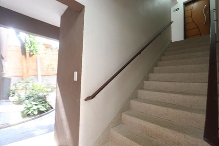 Apartamento à venda com 57m², 2 quartos e 1 vagaEscada