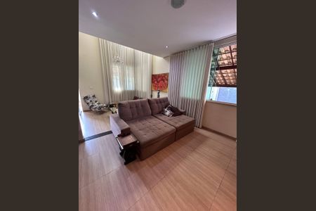 Casa à venda com 4 quartos, 266m² em Cabral, Contagem